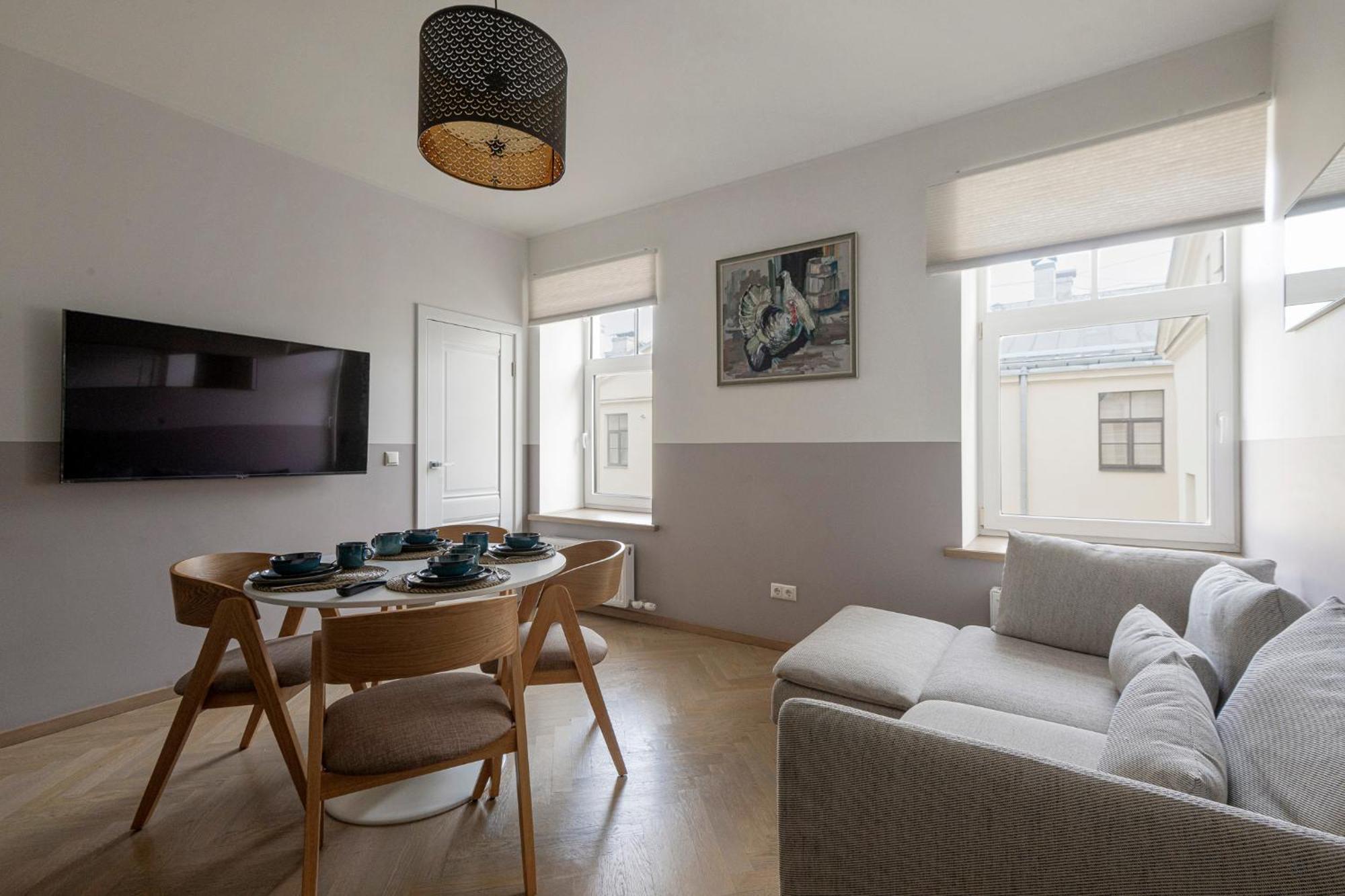 Elegant In Quiet Center Apartment *